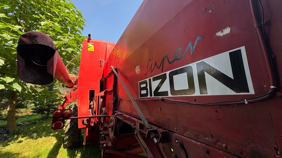 Kombajn Bizon Z056 w drodze na Retro Motor Show — akcja charytatywna