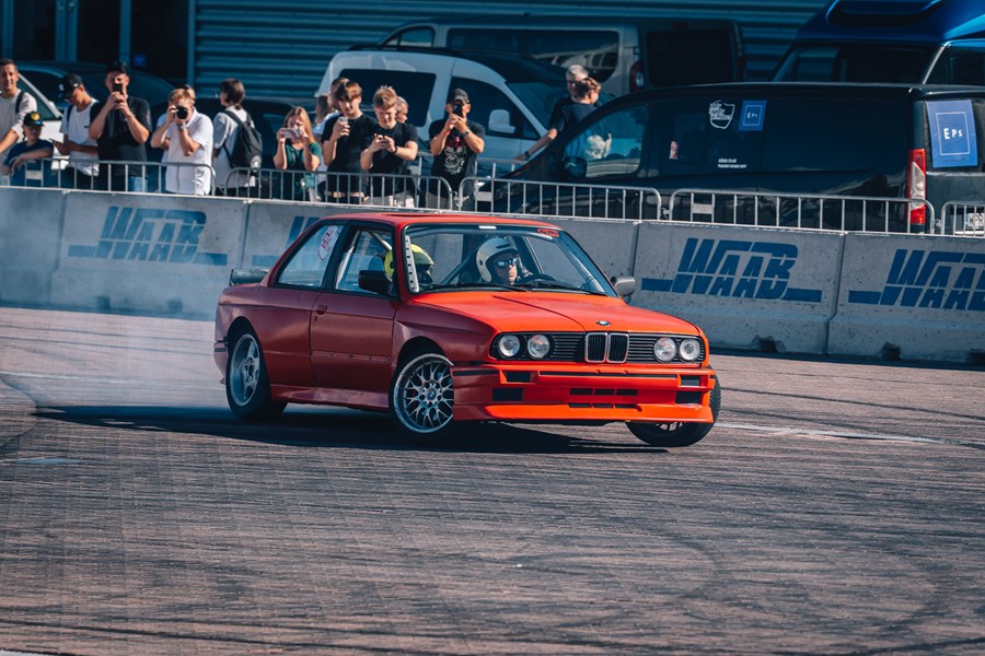 Pokazy driftu na Retro Motor Show