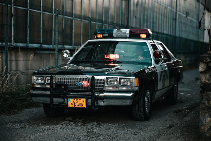 Amerykański policyjny radiowóz — Policyjne Bryki z Ameryki na Retro Motor Show