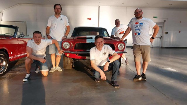 retro motor show mustangi