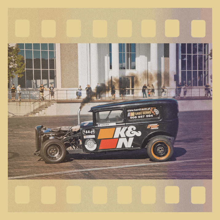 Pokazy driftu na Retro Motor Show